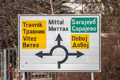 Saobraćajni putokaz, tabla, sa uputama   - Travnik, MIttal Zenica, Doboj, Sarajevo