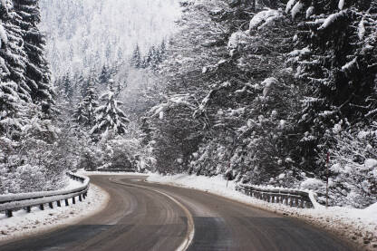 Autocesta kroz planinu i snijeg
