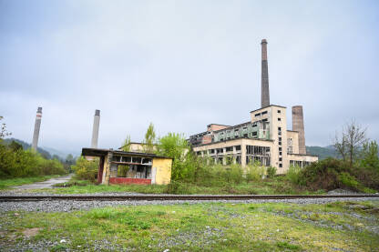 Stara i napuštena fabrika. Neuspjela privatizacija. Propali industrijski kompleks.