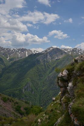 Bosna i Hercegovina, Lukomir. Pogled na planine, nebo, zelenilo.