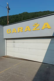 Garaža Garažna vrata u zatvorenom položaju. Ulaz u garažu.