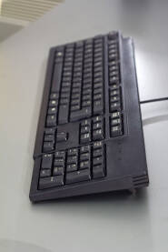 Crna računarska tastatura Crna računarska tastatura na stolu u kancelariji