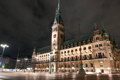 Hamburg, Njemačka. Zgrada gradske vijećnice i glavni gradski trg noću.