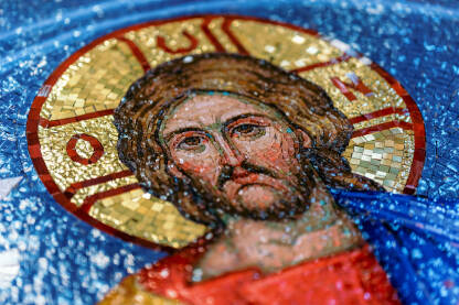 Mozaik Isusa Hrista na plavoj pozadini, mozaik je napravljen od malih obojenih pločica koje tvore sliku Isusa Hrista.