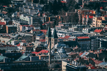 Dio Sarajeva sa pogledom na Katedralu Srca Isusova.