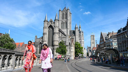 Ghent, Belgija: Turisti u centru grada. Katedrala Svetog Bava i zvonik u Gentu. Srednjovjekovne kule u staroj jezgri grada.