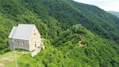 Bobovac je najznačajniji i najbolje utvrđeni grad u srednjovjekovnoj Bosni podignut na strmoj, stubastoj stijeni južnih padina planinskoga masiva Dragovskih i Mijakovskih poljica iznad ušća Mijakovske