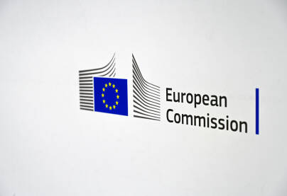 Logo Evropske komisije na bijeloj pozadini. Evropska komisija je glavno izvršno tijelo EU. Često se naziva Vlada EU.