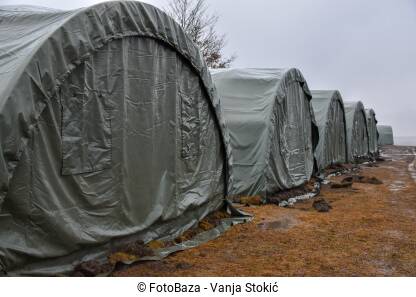 Vojnički šatori za smještaj izbjeglica i migranata u kampu Lipa pored Bihaća.