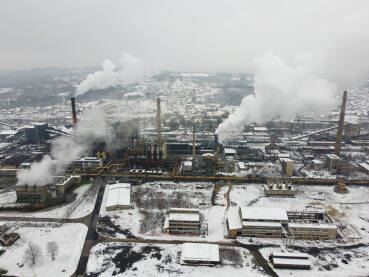Zagađenje zraka iz tvornice. Industrijsko zagađenje okoliša. Dim iz dimnjaka, snimak dronom. Industrijski kompleks.