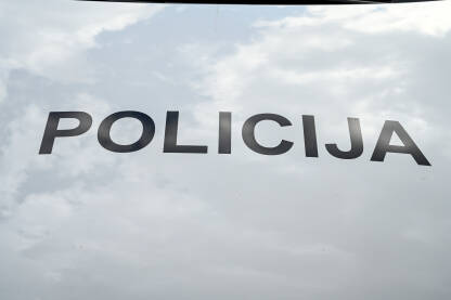 Natpis policija na autu. Policijsko vozilo.