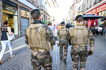 Vojnici u uniformama i sa puškama patroliraju gradom. Strasbourg, Francuska.