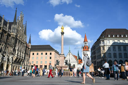 Minhen, Njemačka. Ljudi šetaju glavnim gradskim trgom.