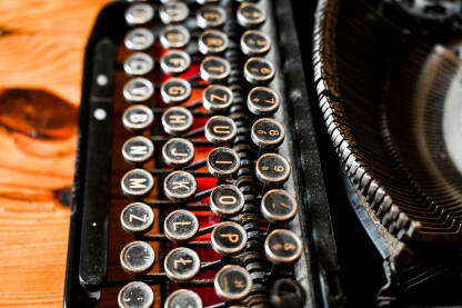 Stara pisaća mašina. Tipke na staroj pisaćoj mašini, krupni plan.