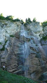 Spomen prirode "Skakavac" u vreli julski dan. Veličanstveni vodopad jedinstvene ljepote.