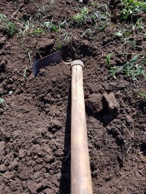 Motika sa drvenom drškom, kopanje u bašti;