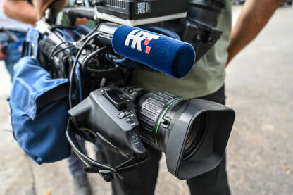 Kamera i mikrofon sa simbolom Hrvatske nacionalne televizije. HRT. Hrvatska radiotelevizija. Javna radiotelevizija.