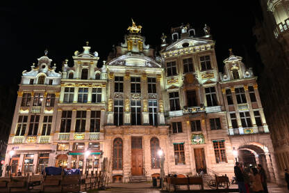 Brisel, Belgija: Ljudi na glavnom trgu u centru grada noću. Grand Place je centralni trg u Briselu. Turisti.