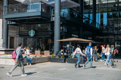 Ljudi šetaju ispred Starbucks kafića u Beogradu, Starbucks natpis na ćirilici