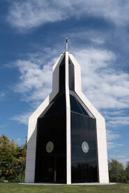 Zavjetna kapela na Kondžilu. Svojim vanjskim izgledom predstavlja ruke koje se mole i visoko podižu križ te čuvaju siluetu prve poznate skromne kapelice (iz 1906.).