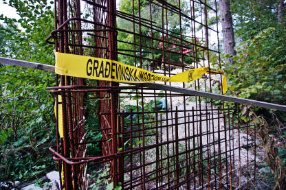 Zatvoreno gradilište. Građevinska inspekcija. Žuta traka sa znakom inspekcije.