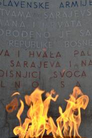 Plamen spomenika Vječna vatra koji neprekidno gori i simbolizira vječnu zahvalnost i sjećanje na poginule borce i građane Sarajeva u Drugom svjetskom ratu.