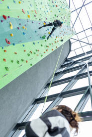 Dvije osobe na penjalištu na umjetnoj stijeni