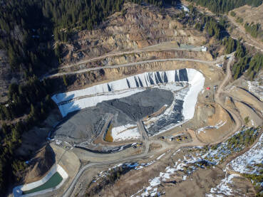 Rudnik. Površinski kop u planini. Snimak dronom lokacije površinskog kopa u prirodi.