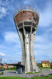 Vodotoranj u Vukovaru, oštećen tokom rata, kasnije pretvoren u ratni muzej. Ratno obilježje grada.
