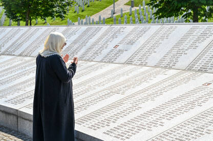 Potočari, Srebrenica. Žena se moli na groblju u Memorijalnom centru Srebrenica. Masovna dženaza u Potočarima.
