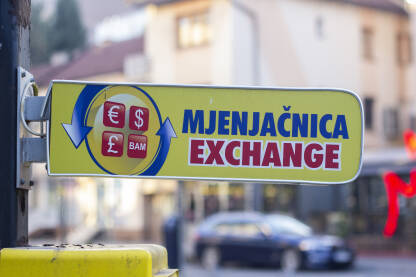 Znak za mjenjačnicu novca u Zenici.