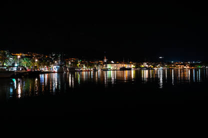 Makarska, Hrvatska noću. Popularno turističko odredište u Dalmaciji. Jadransko more.