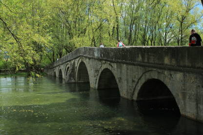 Rimski (Osmanski) most u Plandištu, Ilidža. Most je gradio Rustem-paša Opuković, rodom iz Drozgometve. Bio je u više navrata veliki vezir Osmanskog carstva. Izgradio još jedan most, Brusa bezistan...