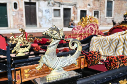 Detalji na gondoli u Veneciji, Italija. Ukrasi na brodici.