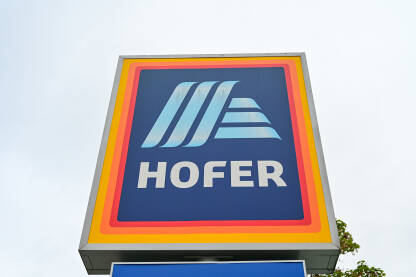 Hofer logo na supermarketu. Diskont prodavnica. Austrijski maloprodajni lanac prehrambenih proizvoda. Simbol kompanije.