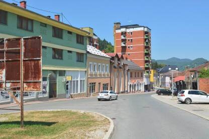 Fotografije srebreničkih ulica u centru grada.

Ulica Vase Jovanovića, dio stare čaršije u Srebrenici.