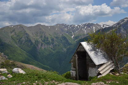 Bosna i Hercegovina, Lukomir.  Planine, nebo, zeleino, kućica.