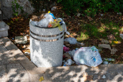 Prepuna korpa za smeće iz koje ispada višak smeća
