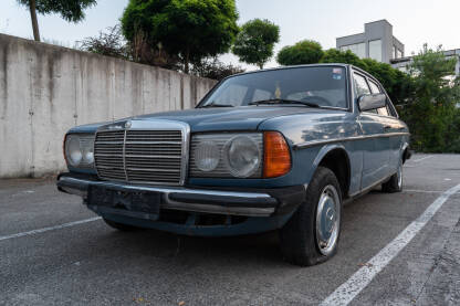 Napušteni Mercedes 240d, stari auto na parkingu