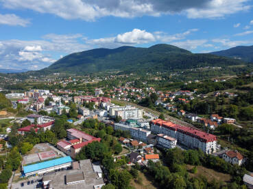 Hadžići, Bosna i Hercegovina. Zgrade, kuće i ulice, snimak dronom. Panorama.