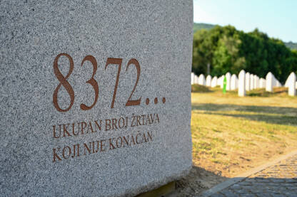Srebrenica, Bosna i Hercegovina: Memorijalni centar Potočari. Groblje identifikovanih ubijenih žrtava u genocidu u Srebrenici 1995. godine.