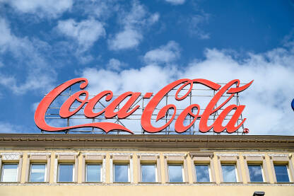 Coca cola logo na zgradi. Simbol Coca cole.