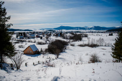 Kupres za vrijeme zime, planinske kuće, snijeg i znakovi