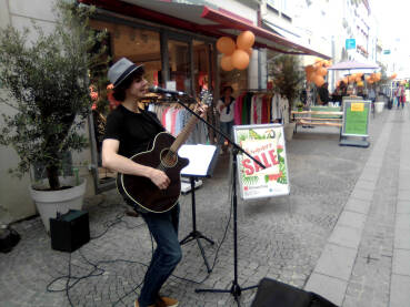 ulični muzičar sa gitarom