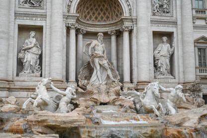 Čuvena Fontana di Trevi u Rimu, Italija. Veličanstvena barokna arhitektura i turistička atrakcija.