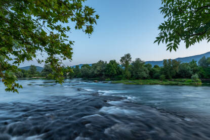 Pogled na rijeku Unu sa šetališta