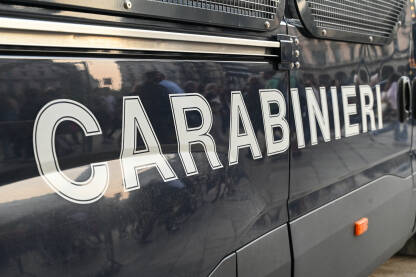 Carabinieri patrolno vozilo na ulici u Italiji. Policijsko patrolno vozilo.