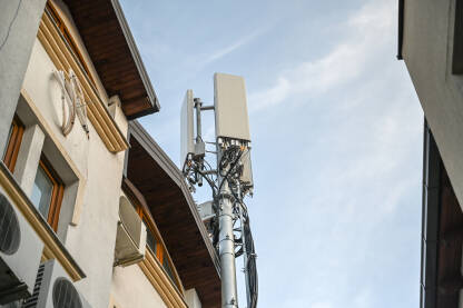 GSM antena na krovu kuće. Telekomunikacione antene na zgradi. GSM antene mogu uzrokovati probleme sa zdravljem.