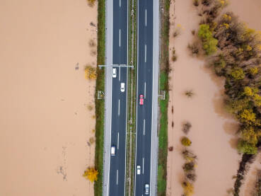 Poplavljena polja oko autoputa, snimci dronom. Katastrofalne poplave. Posljedice razorne riječne poplave tokom velikih jesenjih kiša.
