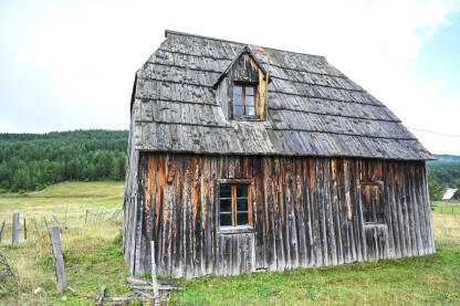 Stara drvena kuća u prirodi. Tradicionalna drvena kuća na planini.